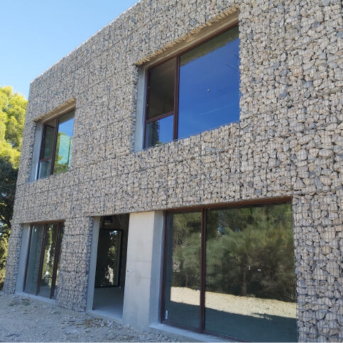 Une fa&ccedil;ade naturelle et simple d'entretien avec le parement gabion
